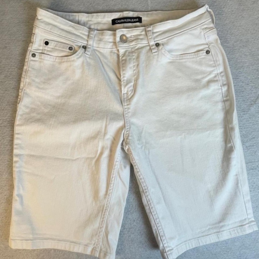 Calvin Klein Jean shorts white size 6 traditional pockets front and back